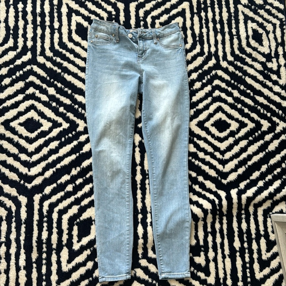 Light wash skinny jeans